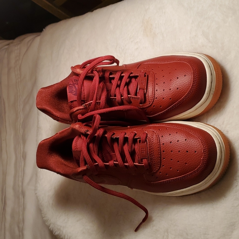 NIKE AIR FORCE 1 07 SEASONAL WOMEN'S SHOES DARK CAYENNE SIZE 7 . LIKE NEW.